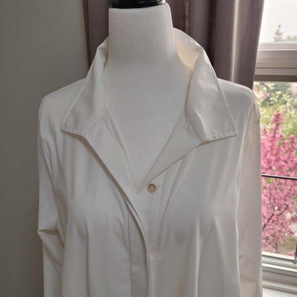 Beautiful Button Down Shirt Size Medium - Picture 2 of 15